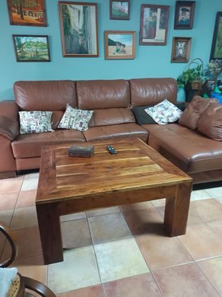 Sofá de cuero y mesa de centro de madera