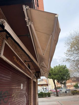 Toldos beige y marrones