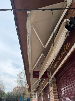 Toldos beige y marrones