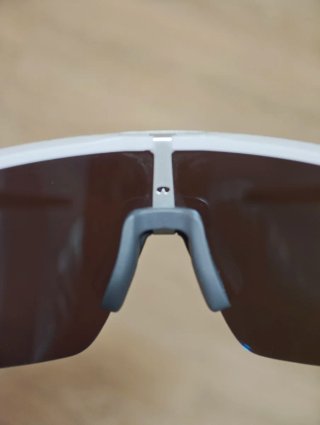 Gafas de sol deportivas blancas modelo Sutro