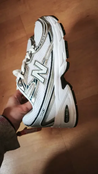 New Balance 740 Plata y Blanco