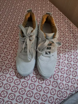 Zapatos plateados y blancos talla 36