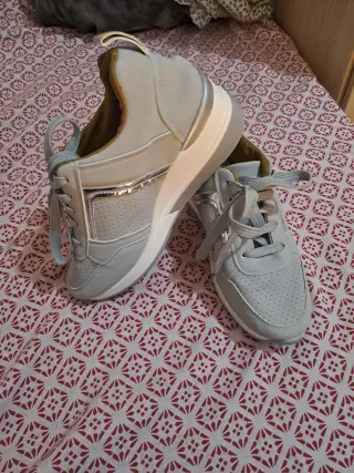 Zapatos plateados y blancos talla 36