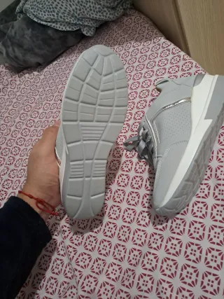 Zapatos plateados y blancos talla 36