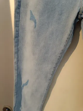 Pantalón vaquero desgastado