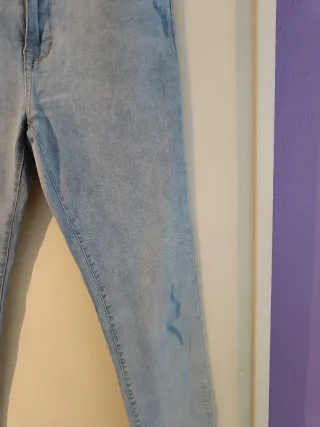 Pantalón vaquero desgastado