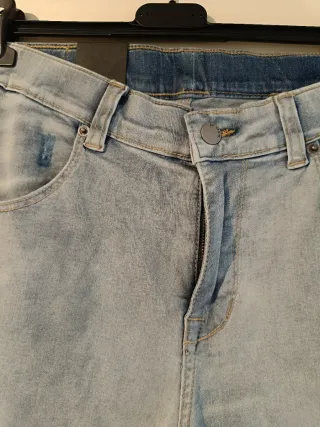 Pantalón vaquero desgastado