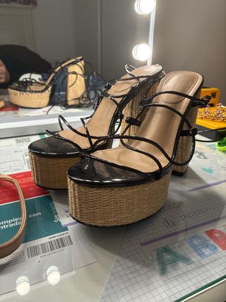 Zapatos de fiesta negros con plataforma