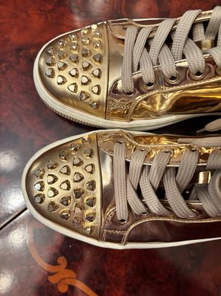 MAIMAI Scarpe sportive dorate con borchie