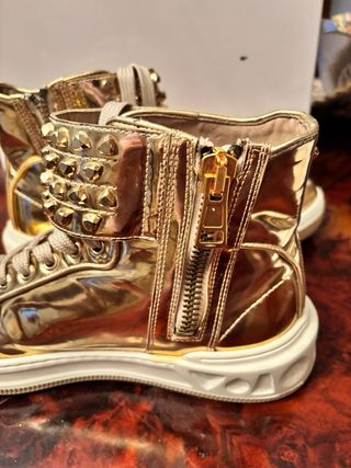 MAIMAI Scarpe sportive dorate con borchie