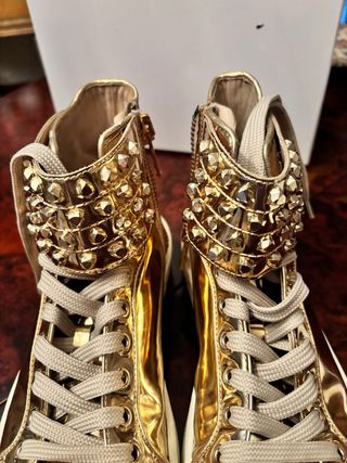 MAIMAI Scarpe sportive dorate con borchie