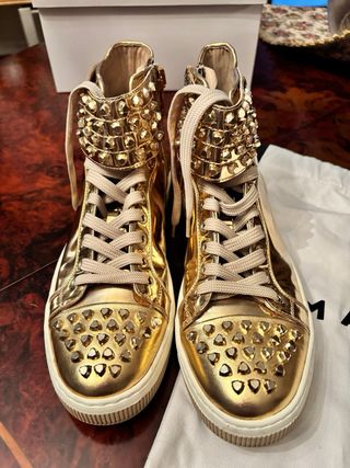 MAIMAI Scarpe sportive dorate con borchie