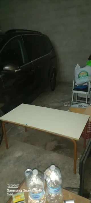 Mesa de estantería beige y marrón