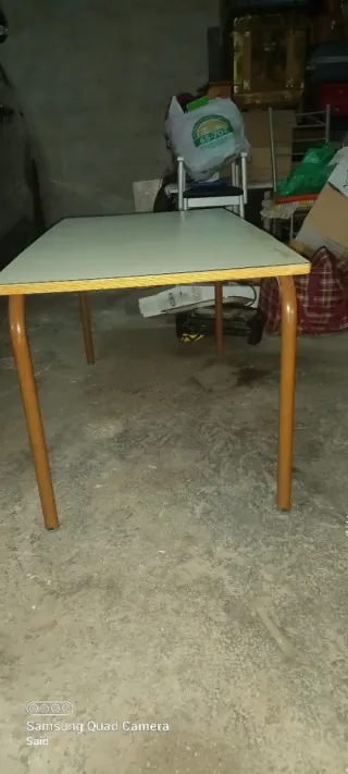 Mesa de estantería beige y marrón