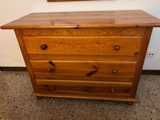 Cómoda rústica de madera con 3 cajones