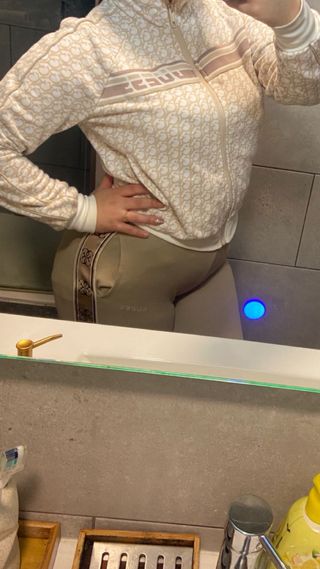 Conjunto deportivo Guess beige y marrón