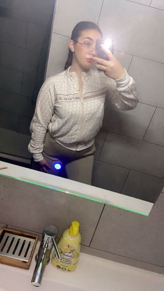 Conjunto deportivo Guess beige y marrón