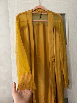 Bata dorada de seda con mangas de tul women'secret