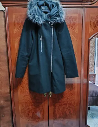 Elegante abrigo negro con capucha