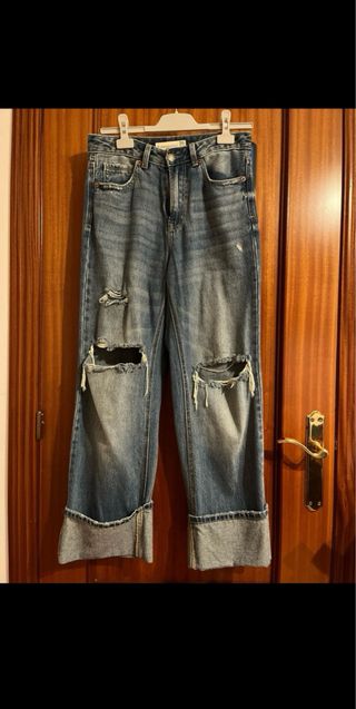 Pantalón vaquero desgastado y con rotos