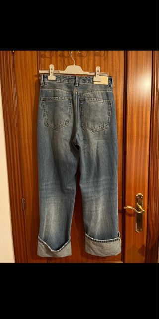 Pantalón vaquero desgastado y con rotos