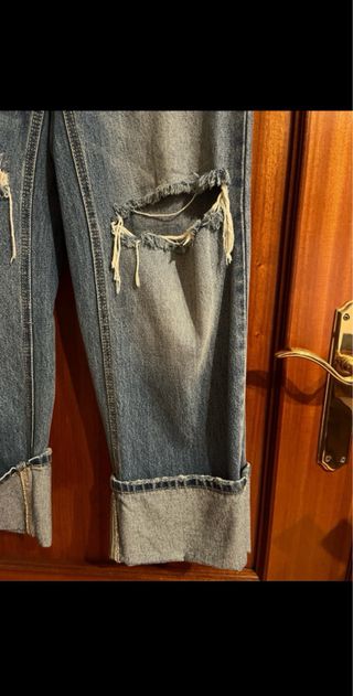 Pantalón vaquero desgastado y con rotos