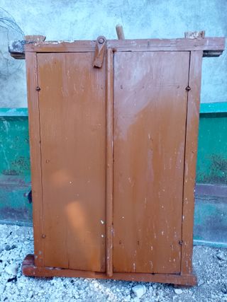Ventana de madera antigua con reja