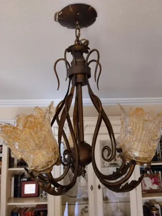 Lámpara de salón dorada y transparente