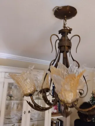 Lámpara de salón dorada y transparente