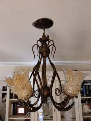 Lámpara de salón dorada y transparente