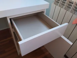 Mesa de estudio blanca