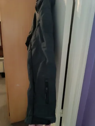 Cazadora verde militar con capucha