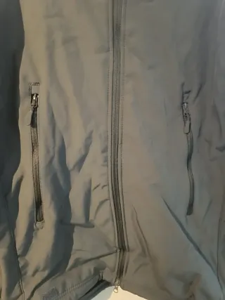 Cazadora verde militar con capucha