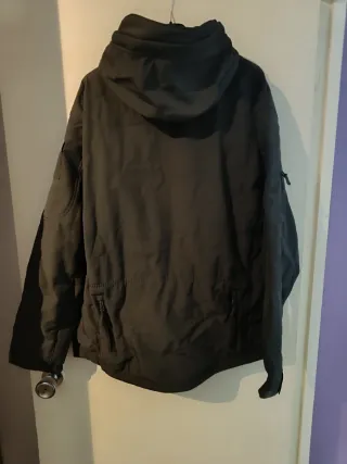 Cazadora verde militar con capucha