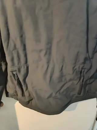 Cazadora verde militar con capucha