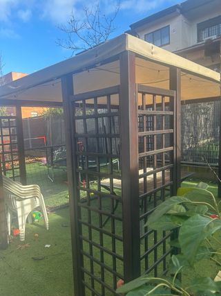 Pérgola de madera y tela beige