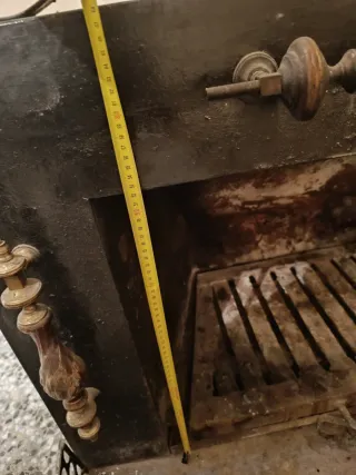 Chimenea de metal y madera