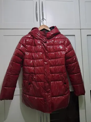 Chaquetón granate plastificado con capucha