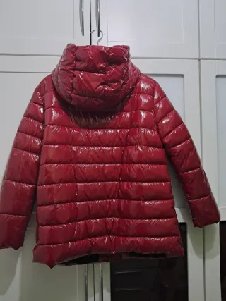 Chaquetón granate plastificado con capucha