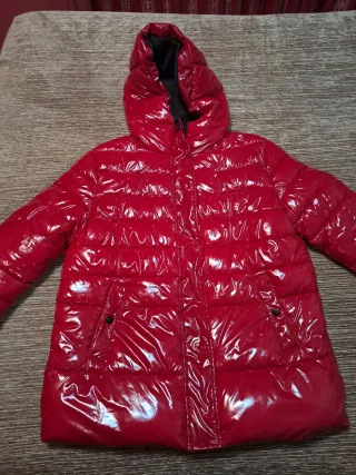 Chaquetón granate plastificado con capucha