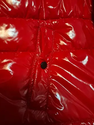 Chaquetón granate plastificado con capucha