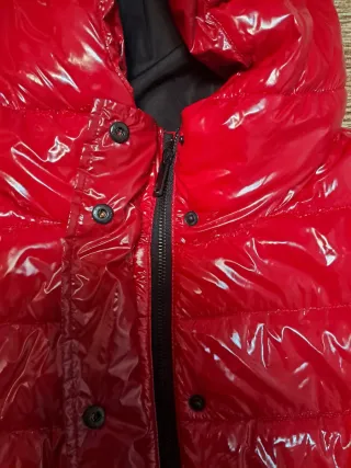 Chaquetón granate plastificado con capucha