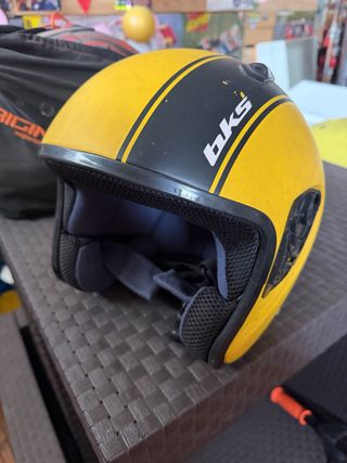 Casco BKS amarillo y negro no pone la talla
