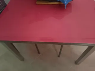 Mesa cristal rosa y patas metal