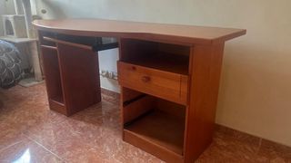 Mesa de escritorio de madera marrón