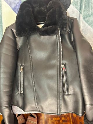 Chaqueta negra de cuero con cuello de pelo