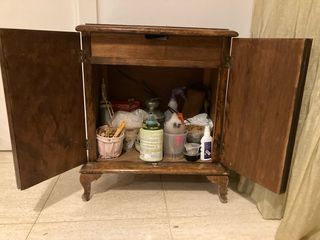 Mesita de noche antigua de madera