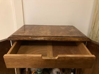 Mesita de noche antigua de madera