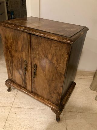 Mesita de noche antigua de madera