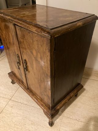Mesita de noche antigua de madera